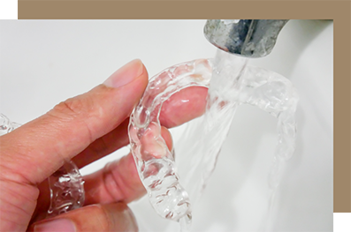 Cleaning a clear aligner in the sink